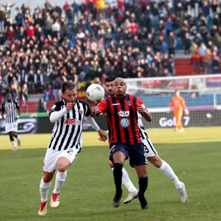 Crollano Palermo e Verona. Risorge il Padova, Crotone ultimo