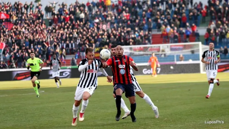 Crollano Palermo e Verona. Risorge il Padova, Crotone ultimo