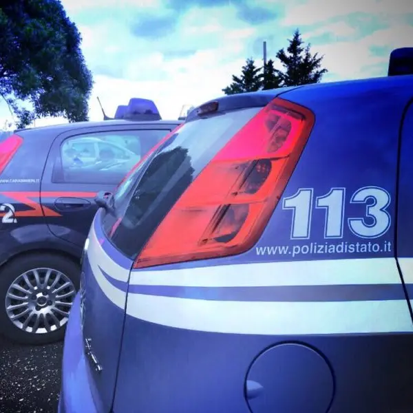 Minaccia moglie e figlia con un coltello ed un ferro rovente: arrestato