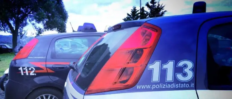 Minaccia moglie e figlia con un coltello ed un ferro rovente: arrestato