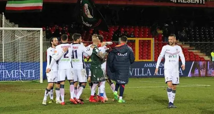 Colpo Lecce, spettacolo a Brescia. Tabellini e voti del 21° turno di Serie B