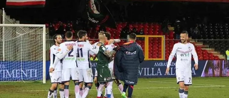 Colpo Lecce, spettacolo a Brescia. Tabellini e voti del 21° turno di Serie B