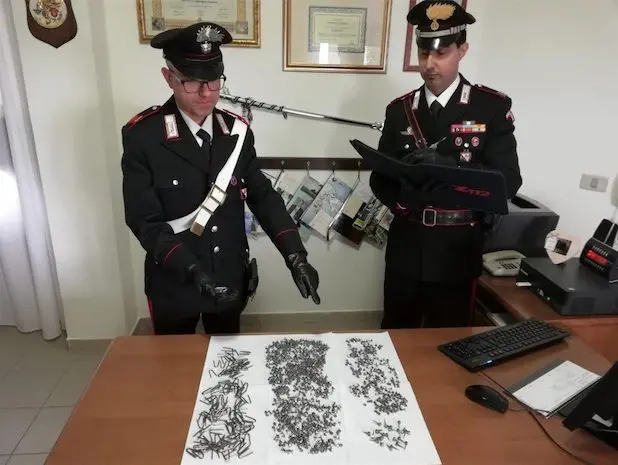 Gettava chiodi sulla strada per far bucare gli automobilisti: denunciato