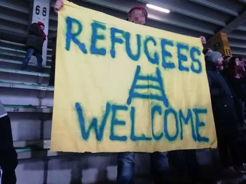 \"Refugees Welcome\", la sana ironia dei tifosi rossoblù al \"Bentegodi\"