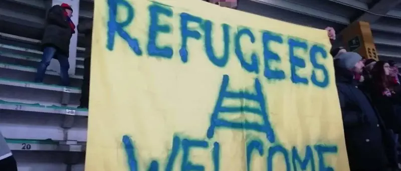 \"Refugees Welcome\", la sana ironia dei tifosi rossoblù al \"Bentegodi\"