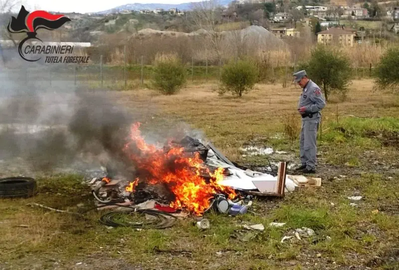 Deferito amministratore di società per combustione illecita di rifiuti