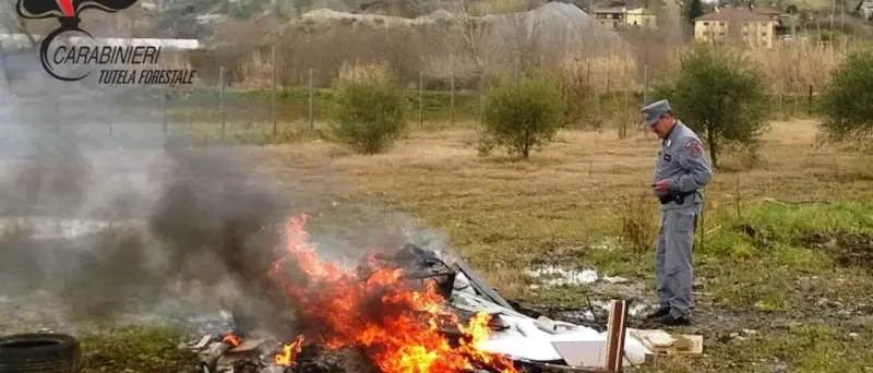 Deferito amministratore di società per combustione illecita di rifiuti