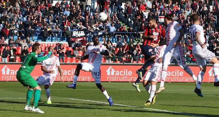Cosenza, è una vittoria che sa di salvezza. Cremonese ko (2-0)