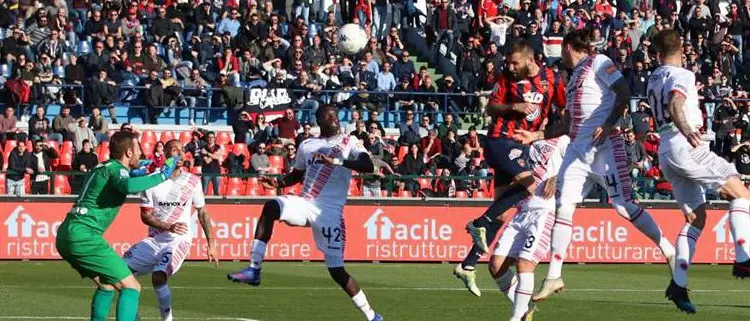 Cosenza, è una vittoria che sa di salvezza. Cremonese ko (2-0)
