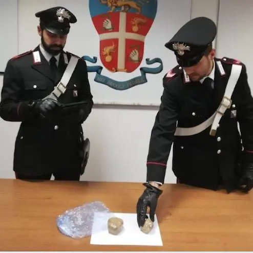 I carabinieri scoprono due etti di cocaina nell'auto di un pregiudicato