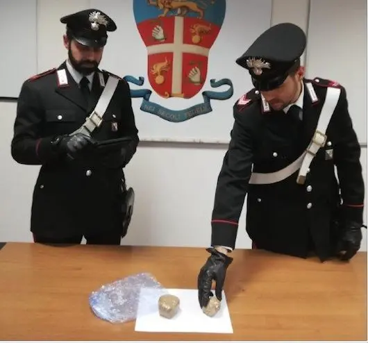 I carabinieri scoprono due etti di cocaina nell'auto di un pregiudicato