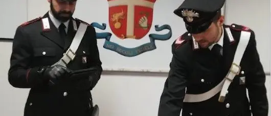 I carabinieri scoprono due etti di cocaina nell'auto di un pregiudicato