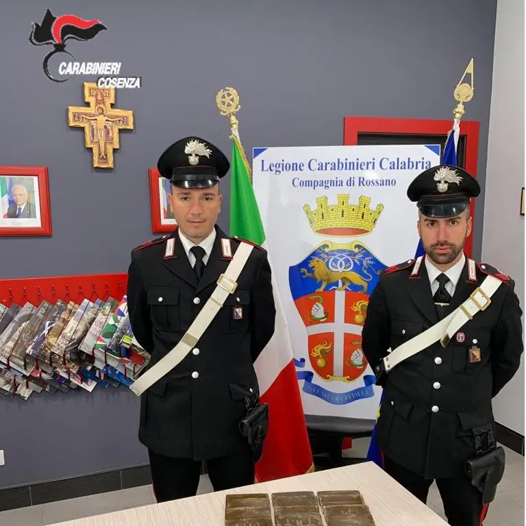 Due chili e mezzo di droga nell'automobile: arrestati