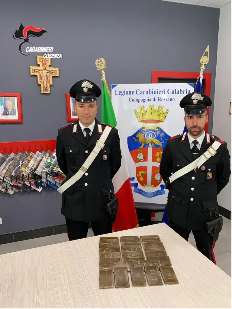 Due chili e mezzo di droga nell'automobile: arrestati