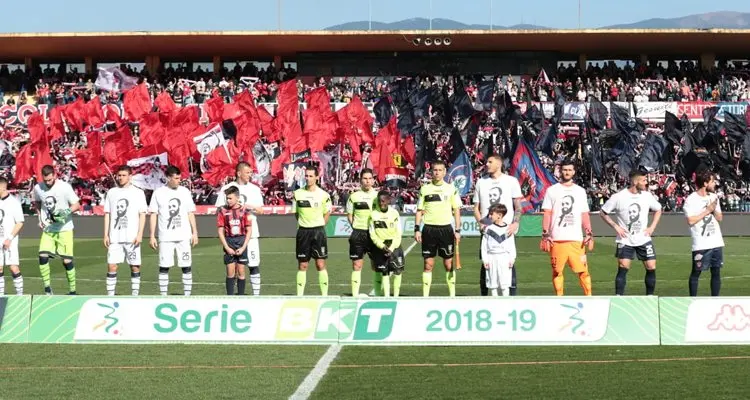 Il Brescia ribalta il Cosenza con un aiutino. Bisoli fa 3-2 nel recupero