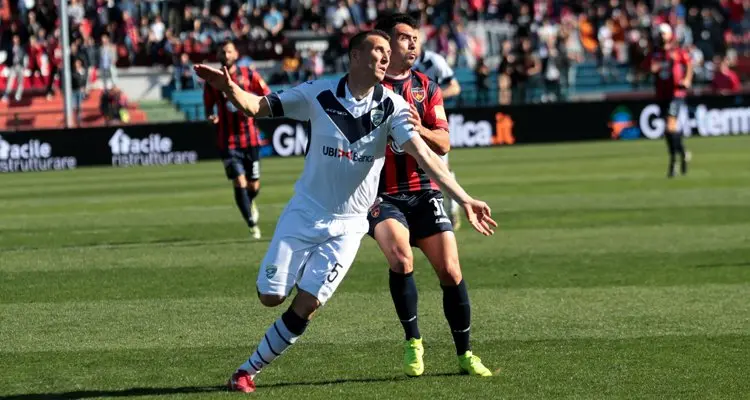 Lecce e Verona tengono il passo del Brescia. In coda blitz del Crotone