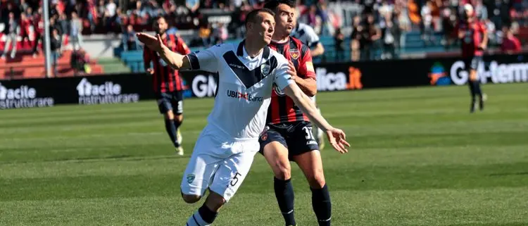 Lecce e Verona tengono il passo del Brescia. In coda blitz del Crotone