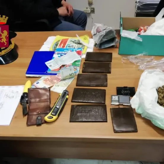 Cosenza, oltre mezzo chilo di droga tra il bagno e la soffitta: arrestato