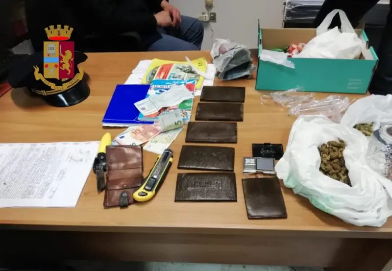 Cosenza, oltre mezzo chilo di droga tra il bagno e la soffitta: arrestato