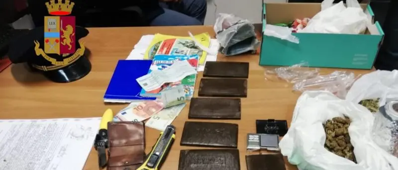 Cosenza, oltre mezzo chilo di droga tra il bagno e la soffitta: arrestato