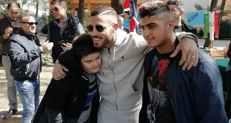 Il Cosenza alla Zumbini. E tra i bambini è festa rossoblù