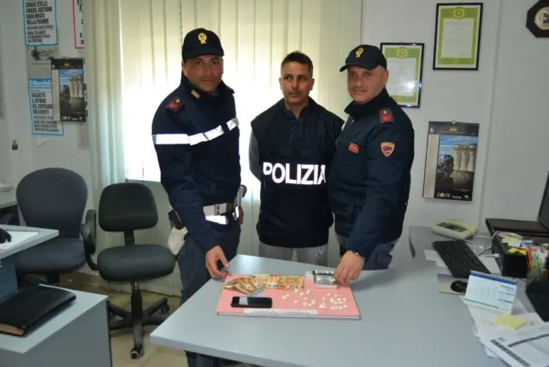 Droga in uno studio medico: arrestati la segretaria e il suo compagno
