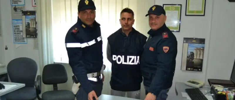 Droga in uno studio medico: arrestati la segretaria e il suo compagno