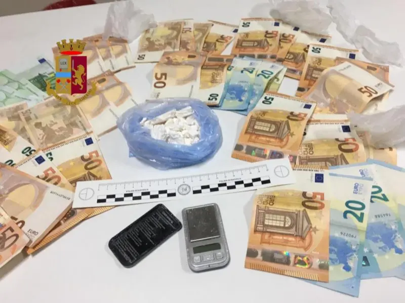 Spaccio di droga a Schiavonea, i poliziotti arrestano una coppia