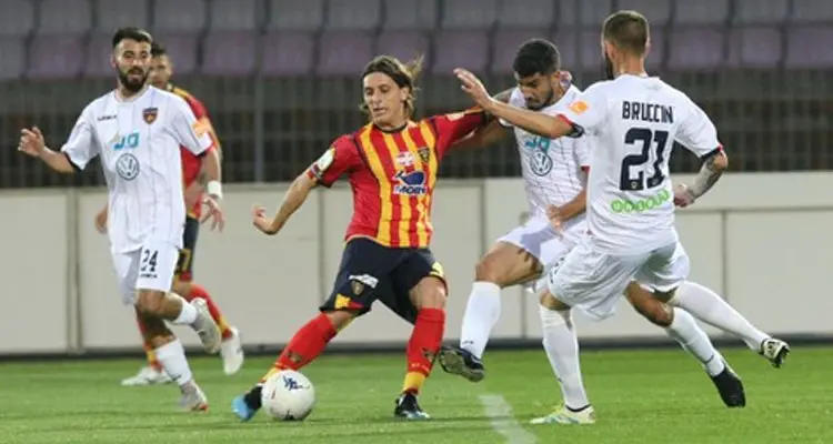 La Mantia stende il \"suo\" Cosenza e il Lecce vola in vetta (3-1)