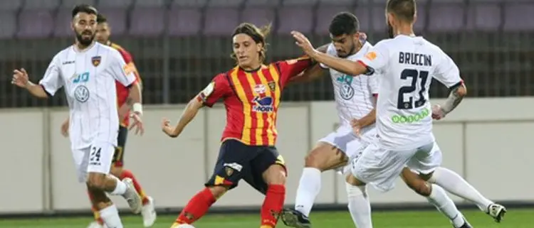 La Mantia stende il \"suo\" Cosenza e il Lecce vola in vetta (3-1)