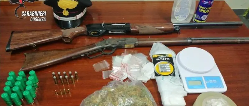 Cosenza, trovate armi nel centro storico: blitz dei carabinieri