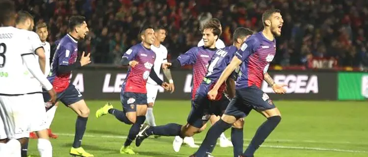 Fate largo al Cosenza, i Lupi irrompono in zona playoff. Spezia ko (1-0)