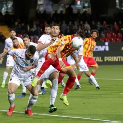Al Lecce il big match col Brescia, Crotone ok. Il punto dopo la 35° di Serie B