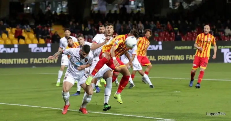 Al Lecce il big match col Brescia, Crotone ok. Il punto dopo la 35° di Serie B