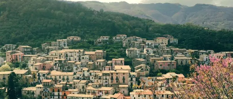 Il comune di Mendicino avrà il suo Borgo della Seta