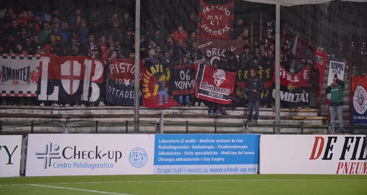 Il Cosenza sotto la curva dopo il 90' e gli sfottò ai granata [VIDEO]