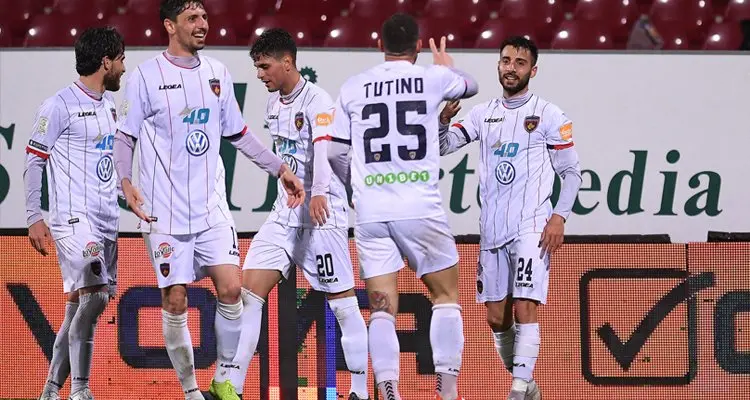 Palmiero disegna calcio e condanna la Salernitana. Cosenza, è 2-1!