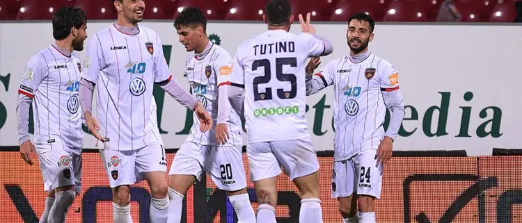 Palmiero disegna calcio e condanna la Salernitana. Cosenza, è 2-1!