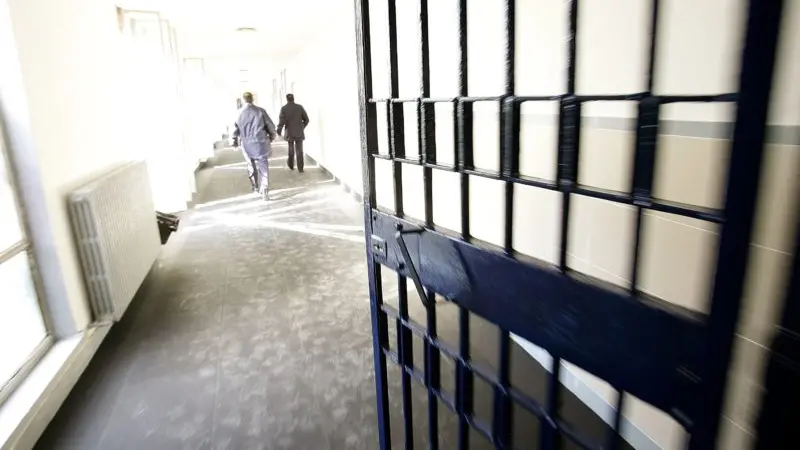 20091101 - ROMA - CRO : CARCERI: SUICIDIO BLEFARI, IMPICCATA IERI SERA CON LENZUOLA. Un interno del carcere di Rebibbia, a Roma, in un\\'immagine d\\'archivio. La neo brigatista Diana Blefari Melazzi, condannata all\\'ergastolo per l\\'omicidio del giuslavorista Marco Biagi, si e\\' impiccata ieri sera, attorno alle 22:30, utilizzando lenzuola tagliate e annodate. La donna - secondo quanto si e\\' appreso - era in cella da sola, detenuta nel reparto isolamento del carcere Rebibbia femminile. Ad accorgersi quasi subito dell\\'accaduto sono stati gli agenti di polizia penitenziaria che - si e\\' inoltre appreso - avrebbero sciolto con difficolta\\' i nodi delle lenzuola con cui la neo brigatista si e\\' impiccata in cella e avrebbero provato a rianimarla senza pero\\' riuscirvi. ANSA / ALESSANDRO DI MEO / ARCHIVIO / PAL , ANSA 
