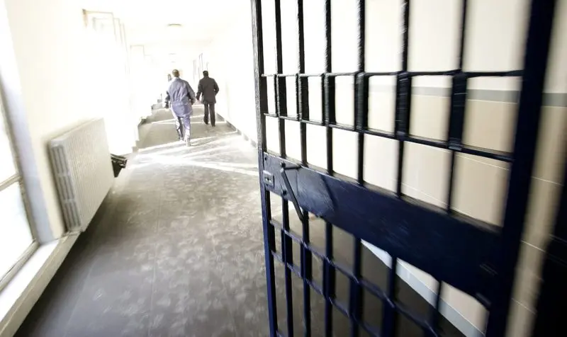 Al via il processo alle guardie carcerarie (accusate di aver aiutato i clan)