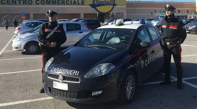 Evade dai domiciliari per comprarsi un telefonino: arrestato