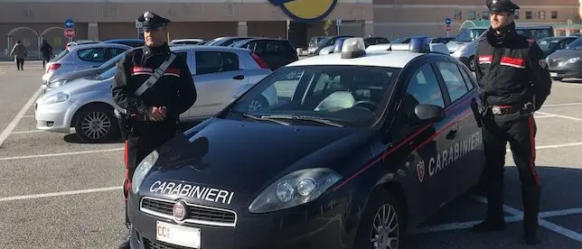 Evade dai domiciliari per comprarsi un telefonino: arrestato