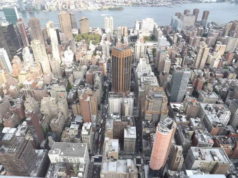 Pedoni distratti dal cellulare? New York propone delle multe