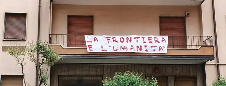 Cosenza, Paolini sfida Matteo Salvini: «Togli anche questo striscione»