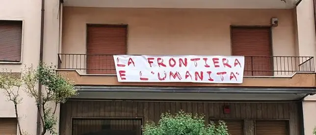 Cosenza, Paolini sfida Matteo Salvini: «Togli anche questo striscione»