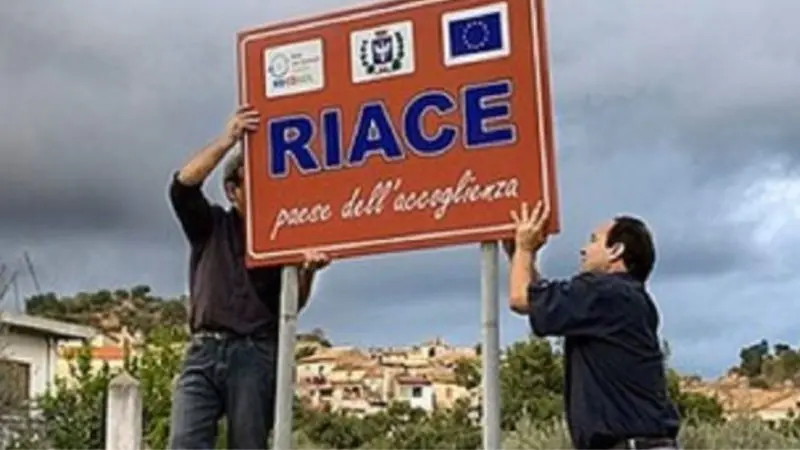 Riace, i giudici: «Perché il progetto Sprar fu riconfermato?»