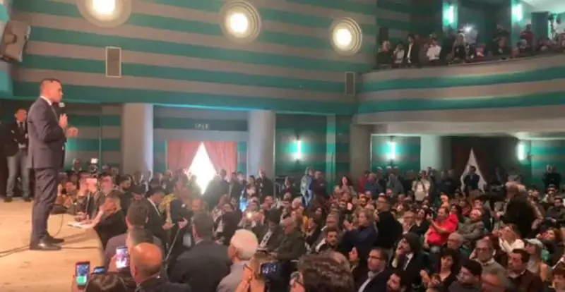 Europee, Di Maio a Cosenza: «Né destra né sinistra, sono tutti corrotti»