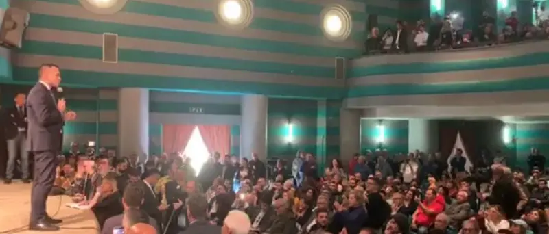 Europee, Di Maio a Cosenza: «Né destra né sinistra, sono tutti corrotti»