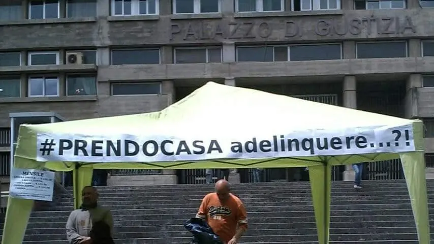Il comitato \"Prendocasa\" protesta davanti al tribunale di Cosenza
