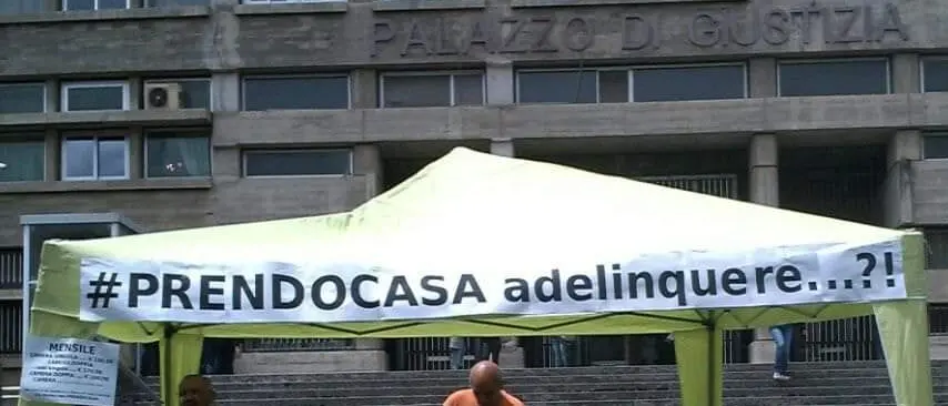 Il comitato \"Prendocasa\" protesta davanti al tribunale di Cosenza